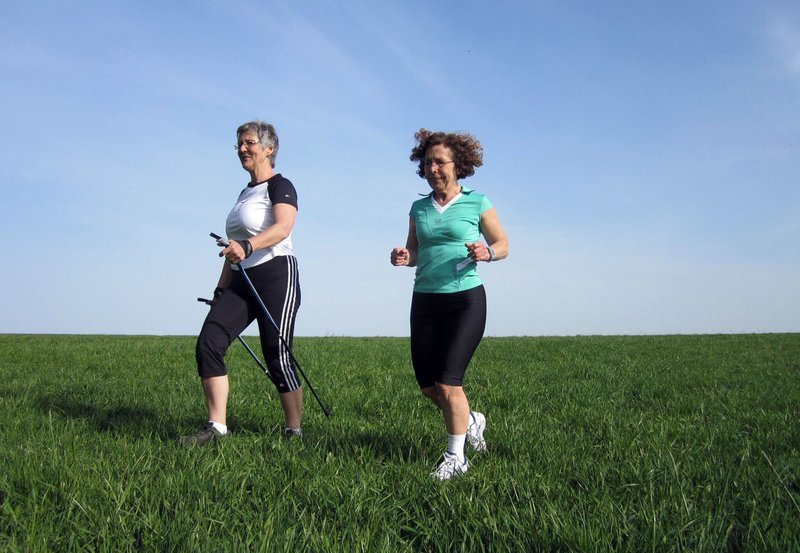 rbb Fernsehen DER KRANKHEIT DAVONLAUFEN, „Wie Bewegung gesund macht“, am Montag (24.09.12) um 22:15 Uhr. Anna Blümelsberger und Roswitha Hetkamp hatten Brustkrebs. Regelmäßiger Sport senkt das Rückfallrisiko um 50 Prozent. – Bild: rbb/Angelika Wörthmüller rbb Fernsehen DER KRANKHEIT DAVONLAUFEN, „Wie Bewegung gesund macht“, am Montag (24.09.12) um 22:15 Uhr. Anna Blümelsberger und Roswitha Hetkamp hatten Brustkrebs. Regelmäßiger Sport senkt das Rückfallrisiko um 50 Prozent. – Bild: rbb/Angelika Wörthmüller