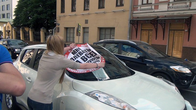 Eine Gruppe von Aktivisten versucht rücksichtslose Autofahrer zu disziplinieren: Falschparker kennzeichnen sie zum Beispiel mit einem Aufkleber. – Bild: N24 Doku