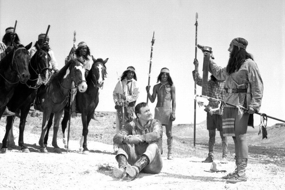 Weil er ihren Feind Ed Lowe in Notwehr getötet hat, lassen die Apachen Hondo Lane (John Wayne, 4.v.r.) fast wieder frei. – Bild: ARD