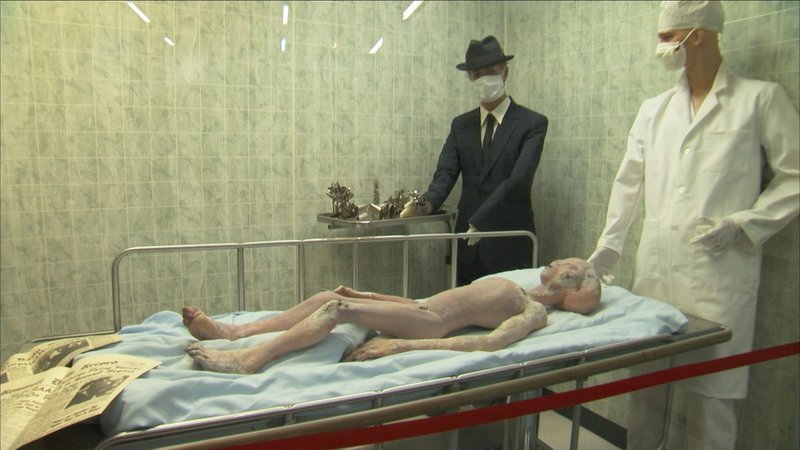 Gibt es Aliens wirklich oder ist alles nur ein Irrglaube? „Verschwörungstheorien auf dem Vormarsch“ beleuchtet die psychologische Seite gesellschaftlicher Mythen und stellt kritische Fragen …. – Bild: Off the Fence. Lizenzbild frei