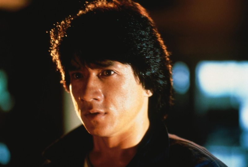 Um seinem Bruder aus der Patsche zu helfen, legt sich Polizist Ted (Jackie Chan) mit der Mafia und seinen eigenen Leuten an. – Bild: RTL NITRO