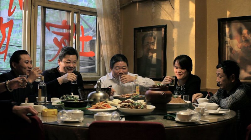 Essen und Trinken sind die Momente der Entspannung und Ablenkung im Leben von Chen Si (M.). – Bild: ZDF und Lars Barthel