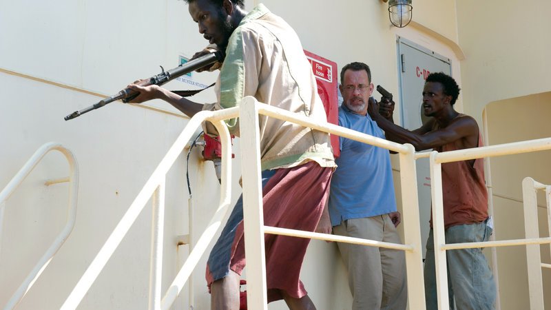 L-R: Mit zwei weiteren Piraten entern die Somalis Elmi (Mahat M. Ali) und Najee (Faysal Ahmed) das Containerschiff „Maersk Alabama“ und bringen Captain Richard Phillips (Tom Hanks) in ihre Gewalt. – Bild: 2013 Columbia Pictures Industries, Inc. All Rights Reserved.