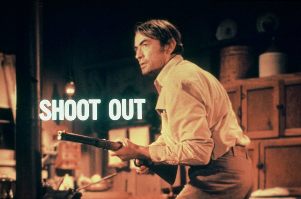 Nachdem er bei einem gemeinsamen Banküberfall von seinem Partner sam niedergeschossen wurde, will Clay Lomax (Gregory Peck) nun Rache… – Bild: Universal Pictures Lizenzbild frei