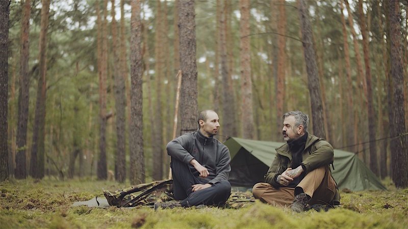 Preppen liegt im Trend. Das berichtet Survival-Coach Benjamin Sascha Bisley. Immer mehr Menschen würden begreifen, dass sie sich im Ernstfall nicht auf den Staat verlassen können. – Bild: ZDF und Jasper Engel