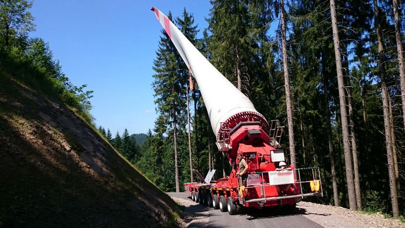 Ein Rotorblatt für eine Windkraftanlage muss auf einen Berg im Schwarzwald transportiert werden. Das Problem: Das Rotorblatt ist mit 46 Metern zu lang für die engen Kurven und Ortsdurchfahrten. – Bild: N24 Doku