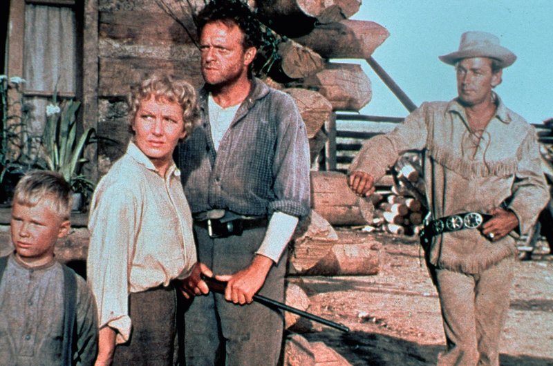 Die Familie Starrett (Brandon De Wilde, links; Jean Arthur, 2. von links; Van Heflin, 3. von links) ist besorgt wegen Rykers Bande, die sie bedroht. Shane (Alan Ladd, rechts) beobachtet ruhig und selbstsicher das Geschehen. – Bild: ZDF und Loyal Griggs Die Familie Starrett (Brandon De Wilde, links; Jean Arthur, 2. von links; Van Heflin, 3. von links) ist besorgt wegen Rykers Bande, die sie bedroht. Shane (Alan Ladd, rechts) beobachtet ruhig und selbstsicher das Geschehen. – Bild: ZDF und Loyal Griggs