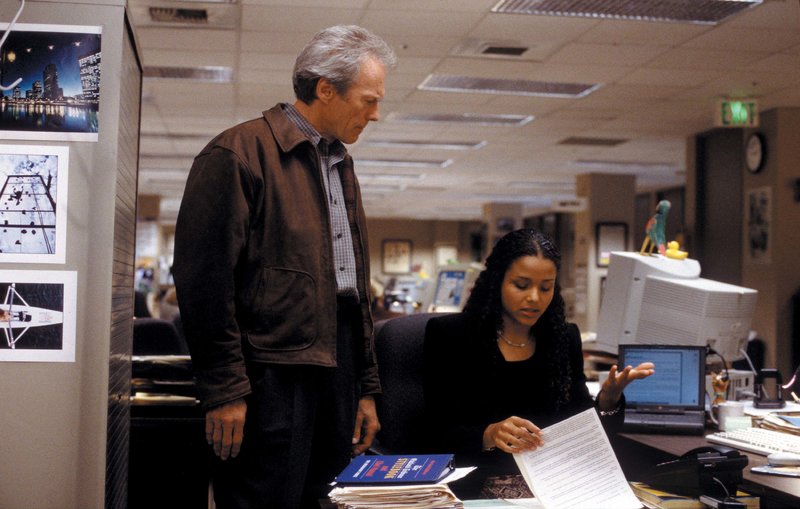 "Ein wahres Verbrechen". Im Bild: Clint Eastwood, Sydney Tamiia Poitier. – Bild: ATV II "Ein wahres Verbrechen". Im Bild: Clint Eastwood, Sydney Tamiia Poitier. – Bild: ATV II