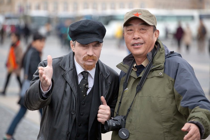 Lenin-Double Popow (li.) begeistert chinesische Touristen – Bild: MDR 