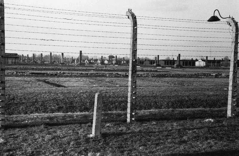 Die Baracken der Tschechen im Lager BII des Vernichtungslagers Auschwitz-Birkenau – Bild: ART