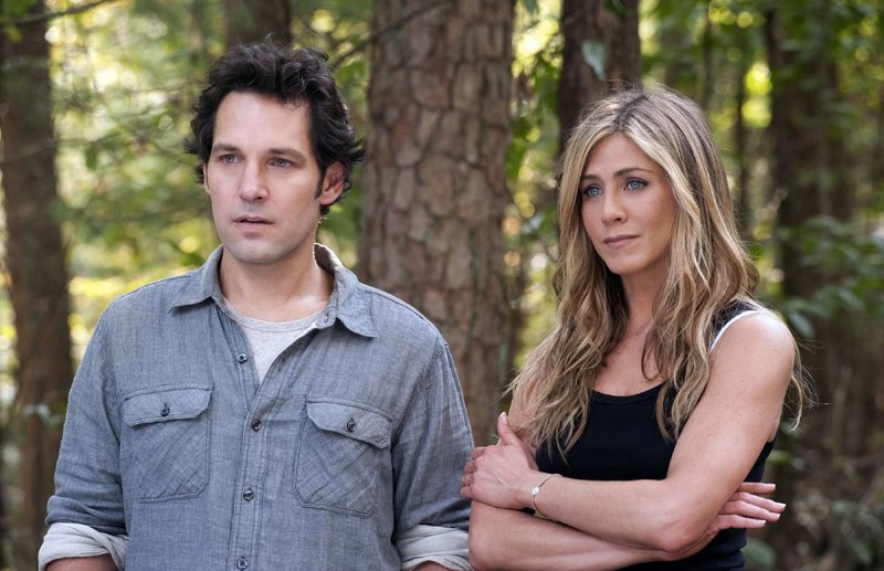 Über Umwege landen George (Paul Rudd) und Linda (Jennifer Aniston) in einer Hippie-Kommune und die von Stress und finanziellen Sorgen geplagten New Yorker beginnen das Leben in der Gemeinschaft zu genießen. Bis es zu einem Missverständnis zwischen den beiden kommt... – Bild: VOX Über Umwege landen George (Paul Rudd) und Linda (Jennifer Aniston) in einer Hippie-Kommune und die von Stress und finanziellen Sorgen geplagten New Yorker beginnen das Leben in der Gemeinschaft zu genießen. Bis es zu einem Missverständnis zwischen den beiden kommt... – Bild: VOX