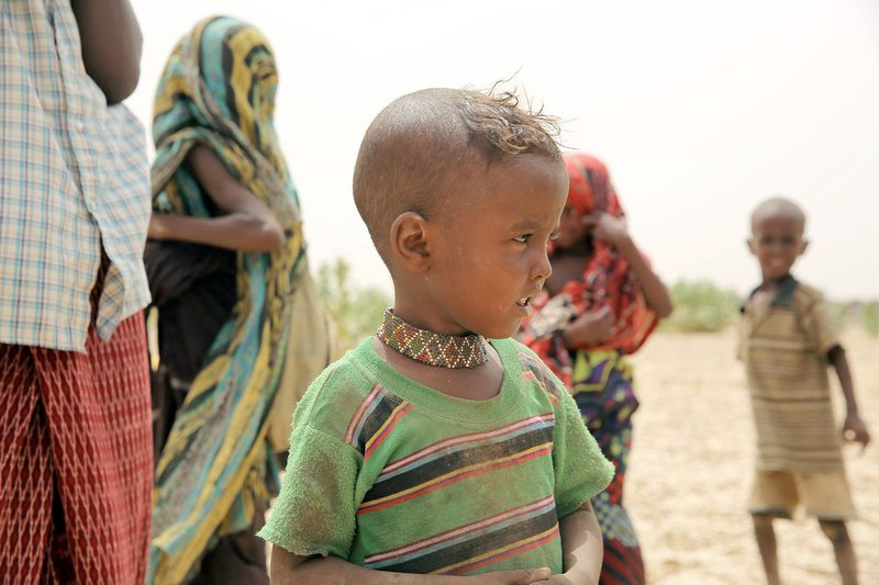 Der sechsjährige Looita läuft jeden Tag durch die Danakil-Wüste, um zur Schule zu gelangen. – Bild: MDR /​ © Maximus Film