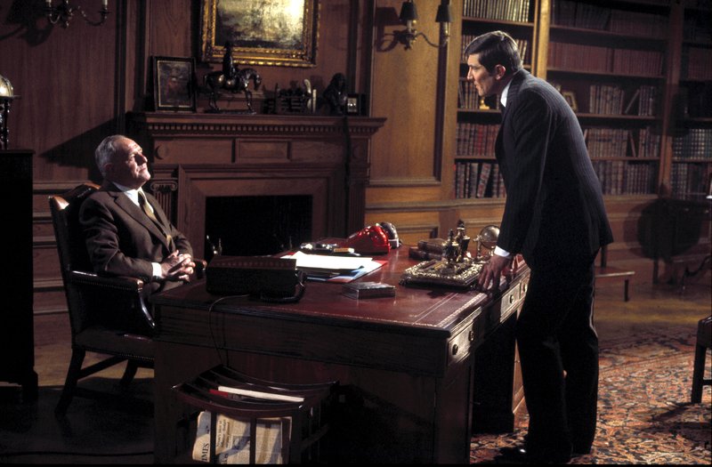 Um seinen Kopf durchzusetzen, reicht Bond (George Lazenby, r.) bei "M" (Bernard Lee, l.), Chef der Abteilung MI6, die Kündigung ein. – Bild: ZDF und Bob Penn Um seinen Kopf durchzusetzen, reicht Bond (George Lazenby, r.) bei "M" (Bernard Lee, l.), Chef der Abteilung MI6, die Kündigung ein. – Bild: ZDF und Bob Penn
