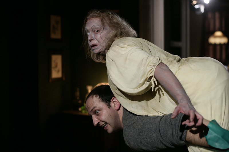 Die Zombies greifen an! Frau Bramkamp (Brigitte Kren) attackiert Michael (Michael Fuith). – Bild: ZDF und Jens Mackeldey Die Zombies greifen an! Frau Bramkamp (Brigitte Kren) attackiert Michael (Michael Fuith). – Bild: ZDF und Jens Mackeldey