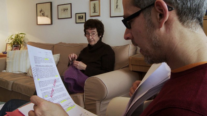 Eric Asch spricht mit seiner Mutter Christine über die Stasi-Akte seines Vaters Robert. – Bild: ZDF und Daniel Schönauer Verwendungsrecht: unbegrenzt
