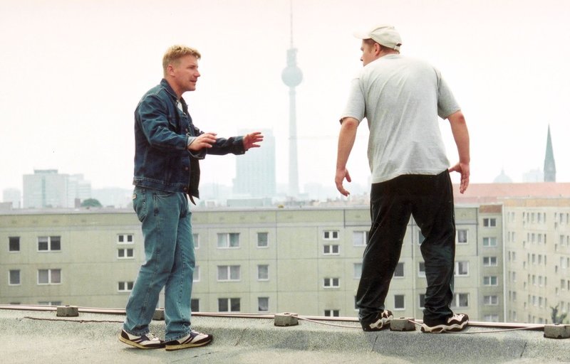 Jörg Schüttauf (li., Szene mit Tom Jahn als Peter) spielt die Hauptrolle in diesem mehrfach preisgekrönten Film von Hannes Stöhr. – Bild: ZDF