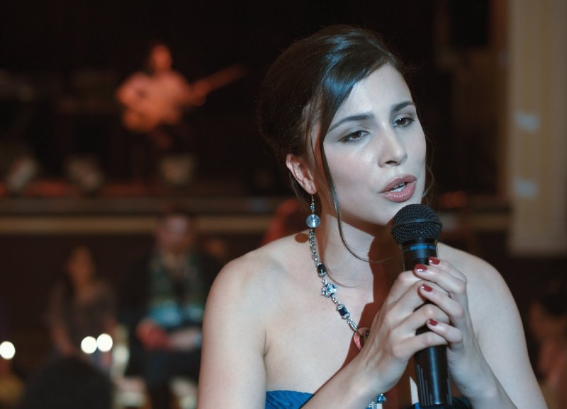 Gül (Aylin Tezel) verzaubert die Zuhörer mit ihrem Gesang. – Bild: ZDF und Christian Kux