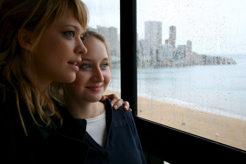 Anne (Heike Makatsch, l.) und ihre kleine Schwester Marie (Anna-Maria Mühe). – Bild: ZDF und Ed Herzog Anne (Heike Makatsch, l.) und ihre kleine Schwester Marie (Anna-Maria Mühe). – Bild: ZDF und Ed Herzog
