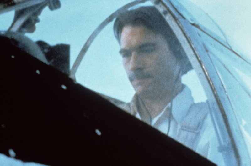 Howard Hughes (Tommy Lee Jones) ist ein begeisterter Flieger und zu allen Extremen bereit – bis er bei einem waghalsigen Flugmanöver verunglückt … – Bild: StarTV