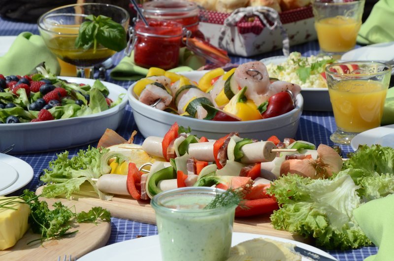 NDR Fernsehen MEIN SCHÖNES LAND TV, „Sommer – Gutes bewahren, Schönes entdecken“, am Sonntag (21.07.13) um 20:15 Uhr. Grillspieße aus Würstchen und Rotbarschfilet mit sommerlichen Salaten. – Bild: NDR/​Helke Schulz Mönking