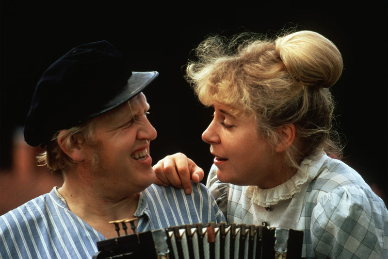Die verliebte Lina (Maud Hansson) hört Alfred (Björn Gustafson) beim Singen und Musizieren zu. – Bild: ZDF und Taurus Die verliebte Lina (Maud Hansson) hört Alfred (Björn Gustafson) beim Singen und Musizieren zu. – Bild: ZDF und Taurus