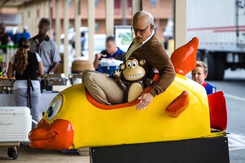 Überall, wo Irving (Johnny Knoxville, l.) und sein Enkel Billy (Jackson Nicoll, r.) auftauchen, bricht das Chaos aus – sogar auf dem Rummelplatz … – Bild: MMXIII Paramount Pictures Corporation. All Rights Reserved. Lizenzbild frei Überall, wo Irving (Johnny Knoxville, l.) und sein Enkel Billy (Jackson Nicoll, r.) auftauchen, bricht das Chaos aus – sogar auf dem Rummelplatz … – Bild: MMXIII Paramount Pictures Corporation. All Rights Reserved. Lizenzbild frei