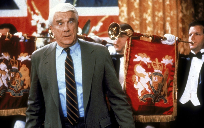 Seine Arbeit nimmt Frank (Leslie Nielsen, vorne) stets ernst: Er behält jeder Lebenslage den Durchblick. – Bild: ProSieben Media AG © Paramount Pictures Seine Arbeit nimmt Frank (Leslie Nielsen, vorne) stets ernst: Er behält jeder Lebenslage den Durchblick. – Bild: ProSieben Media AG © Paramount Pictures