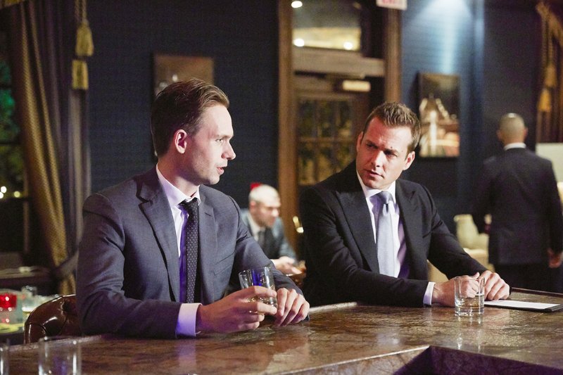 Suits (US) S05E09: Ungebetene Gäste (Uninvited Guests) – fernsehserien.de