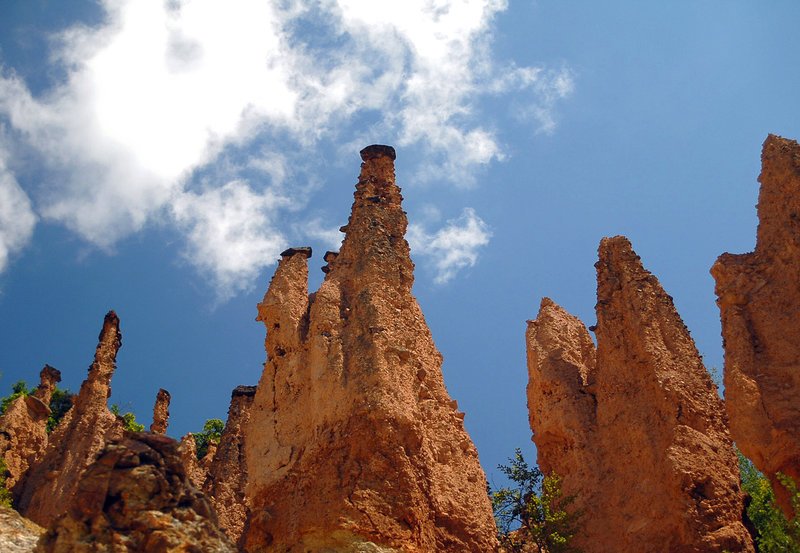 Die Erdtürme der Teufelsstadt im Süden Serbiens sollen, so erzählt die Legende, einmal verhexte Hochzeitsgäste gewesen sein. – Bild: NDR/NDR Naturfilm 2010/Bergomaz Pöllmann Die Erdtürme der Teufelsstadt im Süden Serbiens sollen, so erzählt die Legende, einmal verhexte Hochzeitsgäste gewesen sein. – Bild: NDR/NDR Naturfilm 2010/Bergomaz Pöllmann