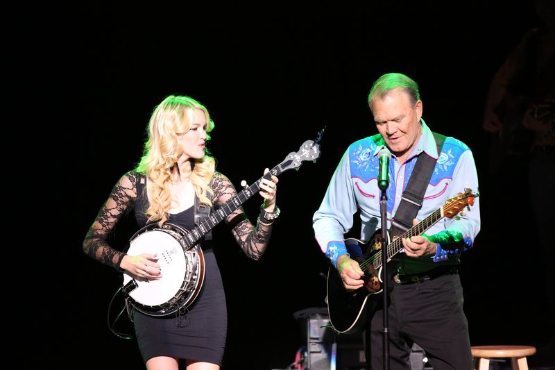 Glen & Ashley Campbell performing on „The Goodbye Tour, – Bild: PLANET /​ Courtesy of PCH Films