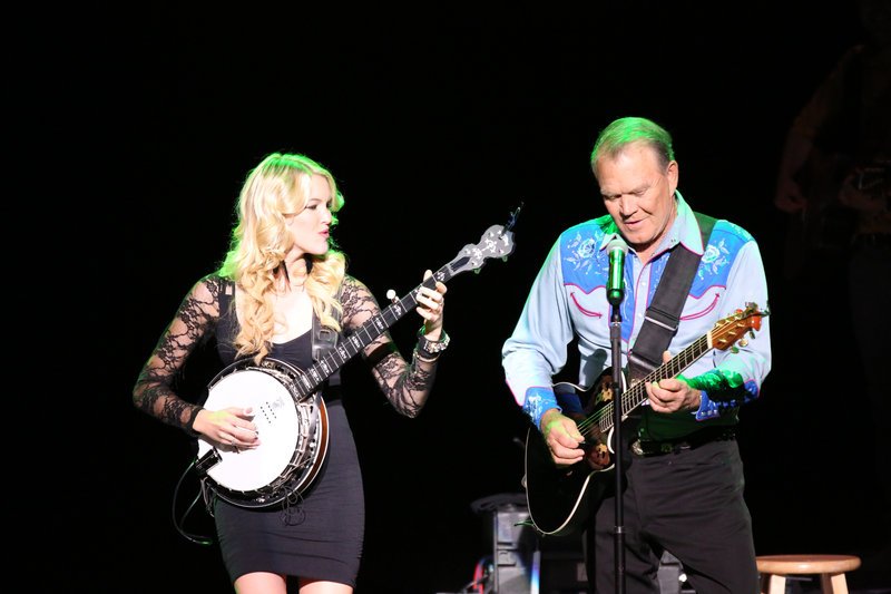 Glen & Ashley Campbell performing on „The Goodbye Tour,“ – Bild: PLANET / Courtesy of PCH Films Glen & Ashley Campbell performing on „The Goodbye Tour,“ – Bild: PLANET / Courtesy of PCH Films
