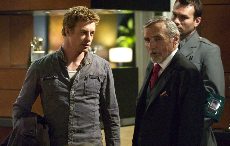 Jetzt ist die Erde vollständig in der Hand von Zombies. In der letzten menschlichen Trutzburg findet ein erbitterter Streit um Macht und Besitztum statt, in den der Kapitalist Kaufman (Dennis Hopper, r.) verwickelt ist. Um zu schlichten, schickt er den Söldner Riley (Simon Baker, l.) aus ... – Bild: ProSieben Media AG © Universal Pictures Jetzt ist die Erde vollständig in der Hand von Zombies. In der letzten menschlichen Trutzburg findet ein erbitterter Streit um Macht und Besitztum statt, in den der Kapitalist Kaufman (Dennis Hopper, r.) verwickelt ist. Um zu schlichten, schickt er den Söldner Riley (Simon Baker, l.) aus ... – Bild: ProSieben Media AG © Universal Pictures