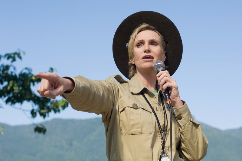 Hat so ihre Probleme mit Eddie: Campleiterin Miss Hulka (Jane Lynch) ... – Bild: ProSieben Media AG © 2010 Warner Brothers Hat so ihre Probleme mit Eddie: Campleiterin Miss Hulka (Jane Lynch) ... – Bild: ProSieben Media AG © 2010 Warner Brothers
