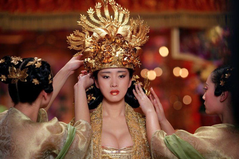Ahnt, dass ihr Mann blutige Rache nehmen will: Kaiserin Phoenix (Li Gong) hat jedoch keinesfalls vor, ihrem Tod untätig ins Auge zu sehen … – Bild: ProSieben Media AG ©TOBIS Film