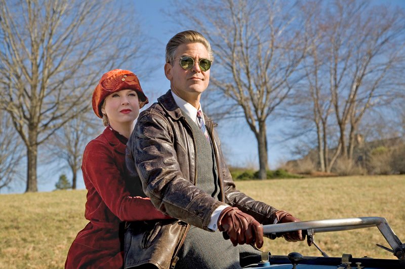Dodge (George Clooney, r.) entwickelt auch abseits des Footballs Interesse an der charmanten Sportjournalistin Lexie Littleton (Renée Zellweger, l.)… – Bild: ProSieben Media AG Puls 4 Dodge (George Clooney, r.) entwickelt auch abseits des Footballs Interesse an der charmanten Sportjournalistin Lexie Littleton (Renée Zellweger, l.)… – Bild: ProSieben Media AG Puls 4