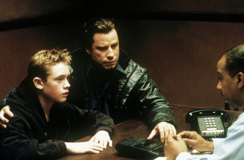 Als Danny (Matthew O’Leary, l.) seinem Vater Frank (John Travolta, M.) anvertraut, dass sein Stiefvater ein Mörder sein könnte, sieht Frank keinen anderen Ausweg, als der Wahrheit auf den Grund zu gehen … – Bild: ProSieben Media AG © Paramount Pictures Als Danny (Matthew O’Leary, l.) seinem Vater Frank (John Travolta, M.) anvertraut, dass sein Stiefvater ein Mörder sein könnte, sieht Frank keinen anderen Ausweg, als der Wahrheit auf den Grund zu gehen … – Bild: ProSieben Media AG © Paramount Pictures