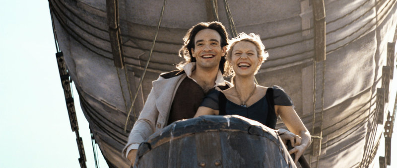 Weil Yvaine (Claire Danes, r.) und Tristan (Charlie Cox, l.) beim Benutzen der Zauberkerze beide an etwas anderes gedacht haben, landen sie auf dem Piratenschiff von Captain Shakespeare, das von einem Zeppelin gehalten wird. – Bild: ProSieben Media AG © 2006 Paramount Pictures. All Rights Reserved. Weil Yvaine (Claire Danes, r.) und Tristan (Charlie Cox, l.) beim Benutzen der Zauberkerze beide an etwas anderes gedacht haben, landen sie auf dem Piratenschiff von Captain Shakespeare, das von einem Zeppelin gehalten wird. – Bild: ProSieben Media AG © 2006 Paramount Pictures. All Rights Reserved.