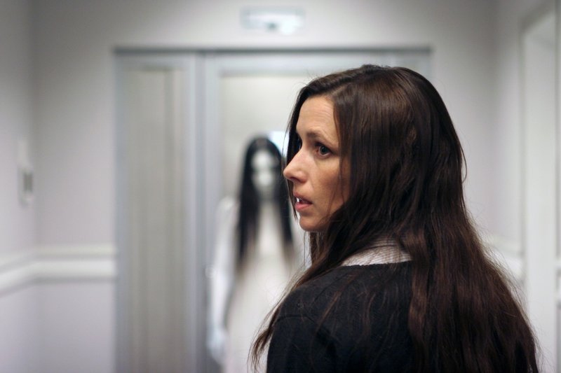 Erst viel zu spät erkennt die Ärztin Dr. Ann Sullivan (Shawnee Smith), dass ihr Patient bei der Beschreibung der Mörderin seiner Familie nicht übertrieben hatte. Doch das hilft ihm nicht mehr … – Bild: ProSieben Media AG © Constantin Film Verleih