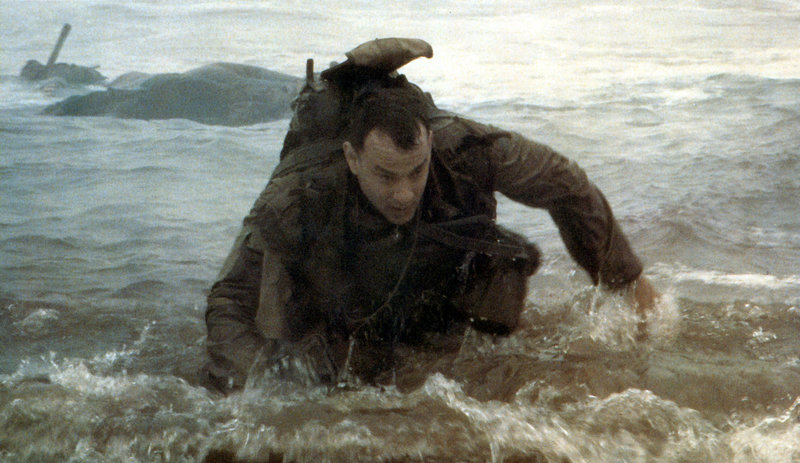 6. Juni 1944. Captain John Miller (Tom Hanks) wird mitten in die Schlacht geschickt, die an der französischen Normandieküste Mitte 1944 tobt. Sein Auftrag lautet: Er soll einen Soldaten finden und ihn zurück nach Amerika bringen, weil dieser der einzige von vier Brüdern ist, der noch nicht gefallen ist ... – Bild: ProSieben Media AG © United International Pictures 6. Juni 1944. Captain John Miller (Tom Hanks) wird mitten in die Schlacht geschickt, die an der französischen Normandieküste Mitte 1944 tobt. Sein Auftrag lautet: Er soll einen Soldaten finden und ihn zurück nach Amerika bringen, weil dieser der einzige von vier Brüdern ist, der noch nicht gefallen ist ... – Bild: ProSieben Media AG © United International Pictures