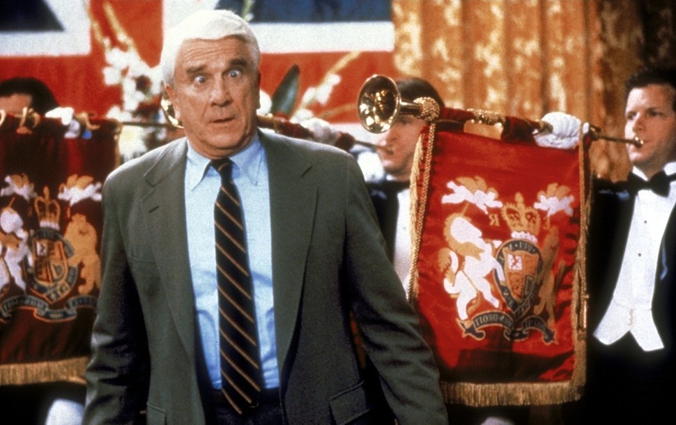 Seine Arbeit nimmt Frank (Leslie Nielsen, vorne) stets ernst: Er behält jeder Lebenslage den Durchblick. – Bild: ProSieben Media AG © Paramount Pictures
