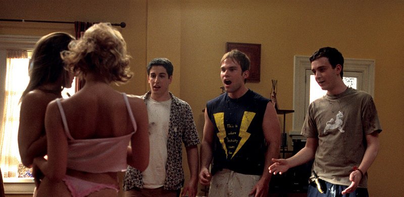 Um sich das Ferienhaus leisten zu können, nehmen Jim (Jason Biggs, M.) und seine Kumpels (Seann William Scott, 2.v.r. und Eddie Kaye Thomas, r.) einen Gelegenheitsjob an und landen dabei ausgerechnet bei zwei Lesben… – Bild: ProSieben Media AG © 2001 Universal Studios. All rights Reserved. Um sich das Ferienhaus leisten zu können, nehmen Jim (Jason Biggs, M.) und seine Kumpels (Seann William Scott, 2.v.r. und Eddie Kaye Thomas, r.) einen Gelegenheitsjob an und landen dabei ausgerechnet bei zwei Lesben… – Bild: ProSieben Media AG © 2001 Universal Studios. All rights Reserved.