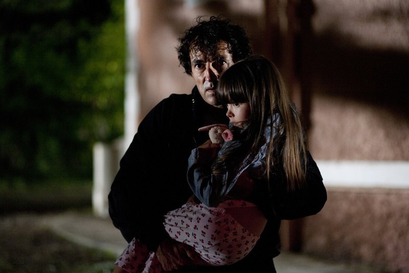 Amélie Adrien (Jaïa Caltagirone, r.) wurde von einem Kinderschänder entführt. Ihr Vater Franck (Albert Dupontel, l.) bricht aus dem Gefängnis aus, um sie zu retten … – Bild: ProSieben Media AG © Atlas Film- und Medien AG (ehemals: Atlas Filmverleih GmbH) Amélie Adrien (Jaïa Caltagirone, r.) wurde von einem Kinderschänder entführt. Ihr Vater Franck (Albert Dupontel, l.) bricht aus dem Gefängnis aus, um sie zu retten … – Bild: ProSieben Media AG © Atlas Film- und Medien AG (ehemals: Atlas Filmverleih GmbH)