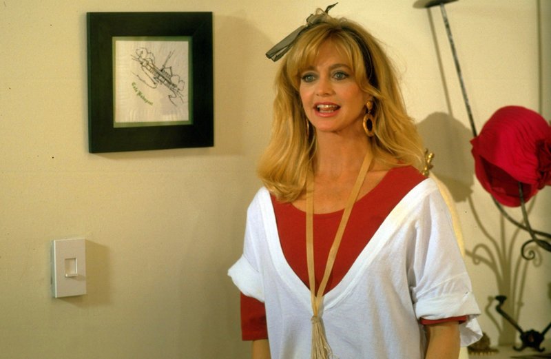 Die Kellnerin Gwen (Goldie Hawn) ist nicht nur hübsch, sondern auch noch äußerst fantasievoll … – Bild: ProSieben Media AG © Universal Pictures Die Kellnerin Gwen (Goldie Hawn) ist nicht nur hübsch, sondern auch noch äußerst fantasievoll … – Bild: ProSieben Media AG © Universal Pictures
