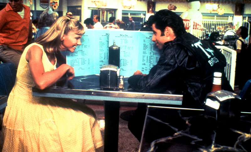 In den Sommerferien lernen sich die süße Sandy (Olivia Newton-John, l.) und der coole Danny (John Travolta, r.) kennen und lieben ... – Bild: ProSieben Media AG © Paramount Pictures In den Sommerferien lernen sich die süße Sandy (Olivia Newton-John, l.) und der coole Danny (John Travolta, r.) kennen und lieben ... – Bild: ProSieben Media AG © Paramount Pictures