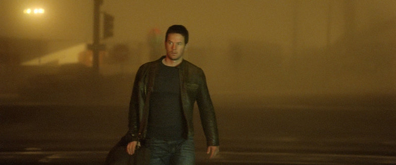 Als sein Bruder in Schwierigkeiten gerät, muss Chris (Mark Wahlberg) seine mühsam aufgebaute heile Welt verlassen ... – Bild: ProSieben Media AG © 2011 Universal City Studios LLC. All Rights Reserved. Als sein Bruder in Schwierigkeiten gerät, muss Chris (Mark Wahlberg) seine mühsam aufgebaute heile Welt verlassen ... – Bild: ProSieben Media AG © 2011 Universal City Studios LLC. All Rights Reserved.