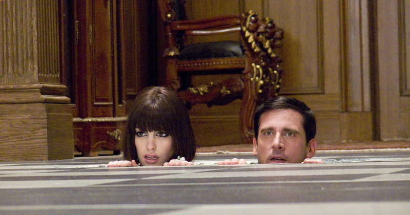 Würden am liebsten im Fußboden versinken: Agentin 99 (Anne Hathaway, l.) und Chef-Analytiker und Änfanger-Agent Maxwell Smart (Steve Carell, r.) ... – Bild: ProSieben Media AG © Warner Brothers Würden am liebsten im Fußboden versinken: Agentin 99 (Anne Hathaway, l.) und Chef-Analytiker und Änfanger-Agent Maxwell Smart (Steve Carell, r.) ... – Bild: ProSieben Media AG © Warner Brothers