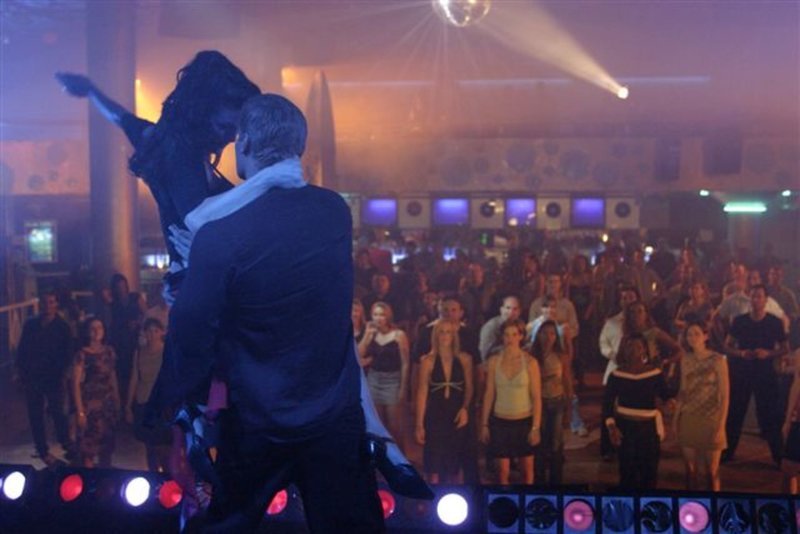Lance (David Boreanaz, r.) legt mit Sophia (Alana De La Garza, l.) eine flotte Sohle aufs Parkett. Doch so leicht lässt sich die attraktive Stripperin nicht beeindrucken … – Bild: ProSieben Media AG © First Look International Lance (David Boreanaz, r.) legt mit Sophia (Alana De La Garza, l.) eine flotte Sohle aufs Parkett. Doch so leicht lässt sich die attraktive Stripperin nicht beeindrucken … – Bild: ProSieben Media AG © First Look International