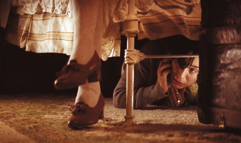 Nur zu gerne würde Gloria Goodfellow (Kristin Scott Thomas) erfahren, was in dem Koffer der neuen Haushälterin steckt … – Bild: ProSieben Media AG © Constantin Film Nur zu gerne würde Gloria Goodfellow (Kristin Scott Thomas) erfahren, was in dem Koffer der neuen Haushälterin steckt … – Bild: ProSieben Media AG © Constantin Film