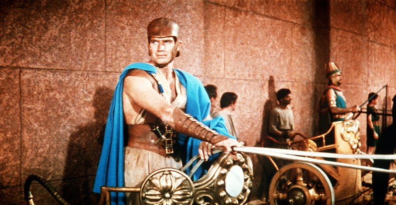 Letzte Vorbereitungen für das große Wagenrennen: Ben Hur (Charlton Heston, l.) will sich unbedingt an Messala rächen … – Bild: ProSieben Media AG © Metro-Goldwyn-Mayer (MGM)