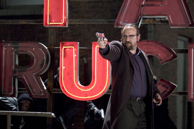 Brügge sehen und sterben: Profikiller Hertz (Paul Giamatti) und seine schwer bewaffnete Bande jagen ein Neugeborenes und seine Beschützer gnadenlos quer durch die Stadt ... – Bild: ProSieben Media AG © 2007 Warner Brothers International Brügge sehen und sterben: Profikiller Hertz (Paul Giamatti) und seine schwer bewaffnete Bande jagen ein Neugeborenes und seine Beschützer gnadenlos quer durch die Stadt ... – Bild: ProSieben Media AG © 2007 Warner Brothers International